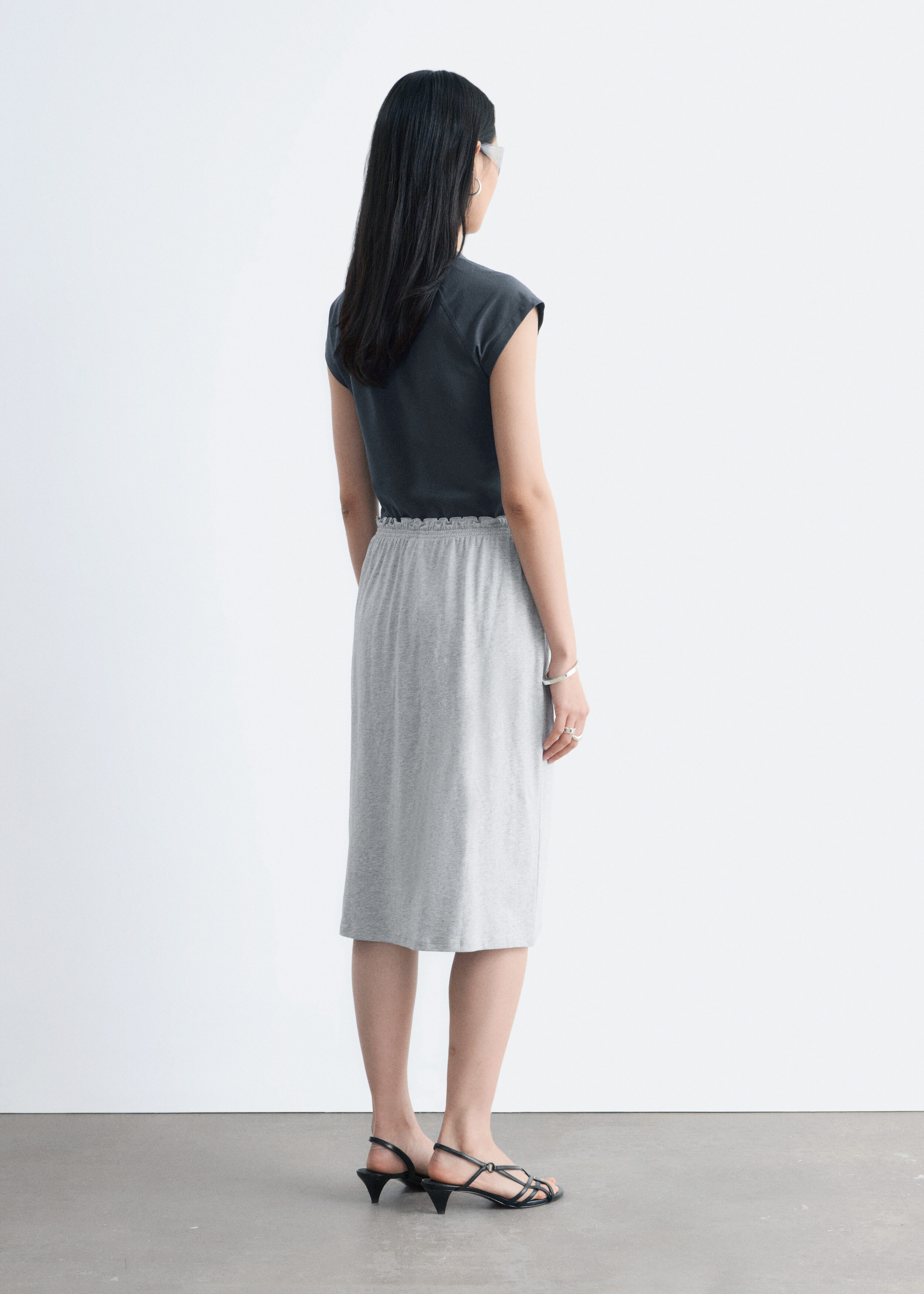 앤아더스토리즈 코튼 저지 미디 스커트의 그레이컬러 ECOMLook입니다.