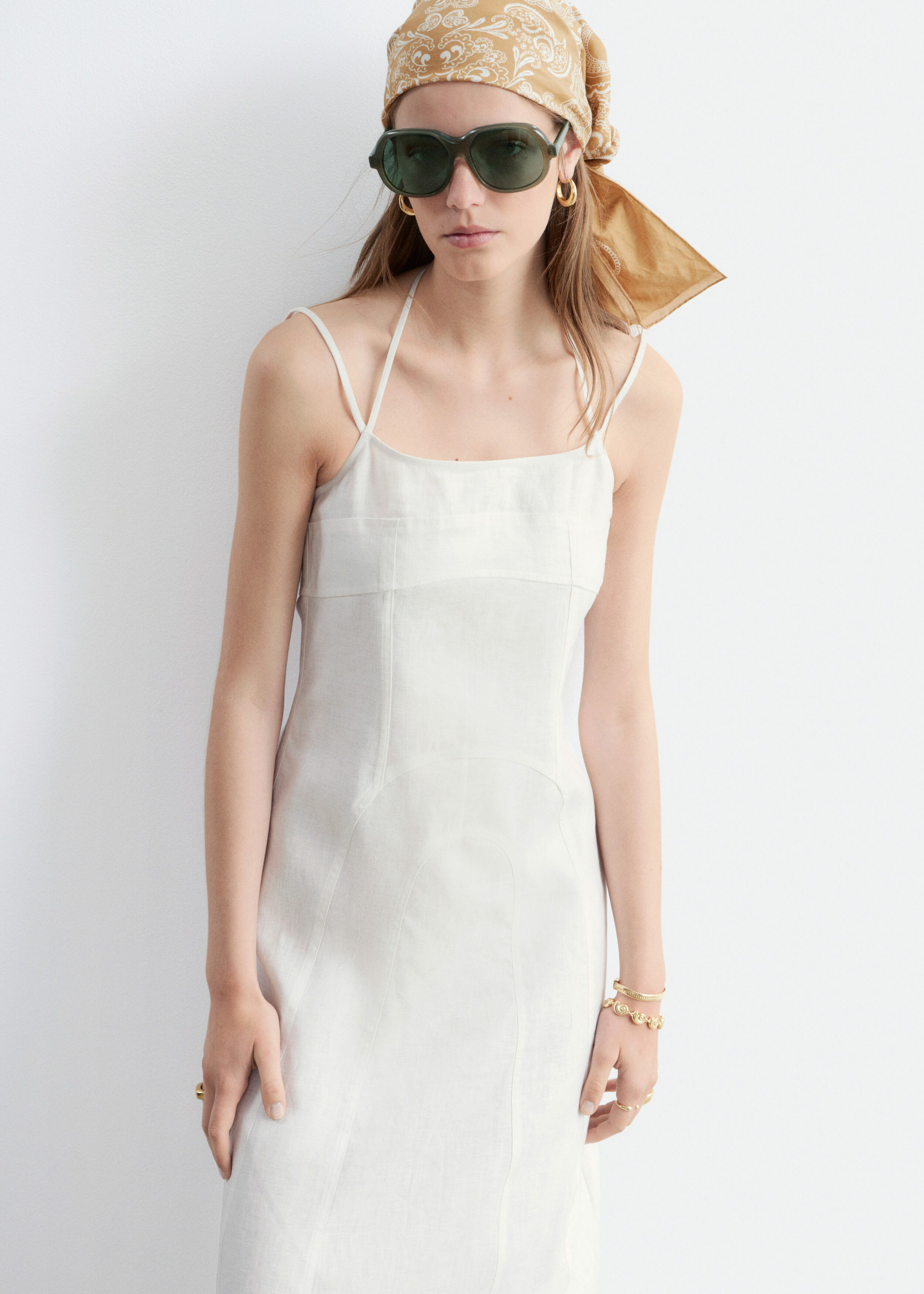 앤아더스토리즈 리넨 미디 드레스의 화이트컬러 ECOMLook입니다.