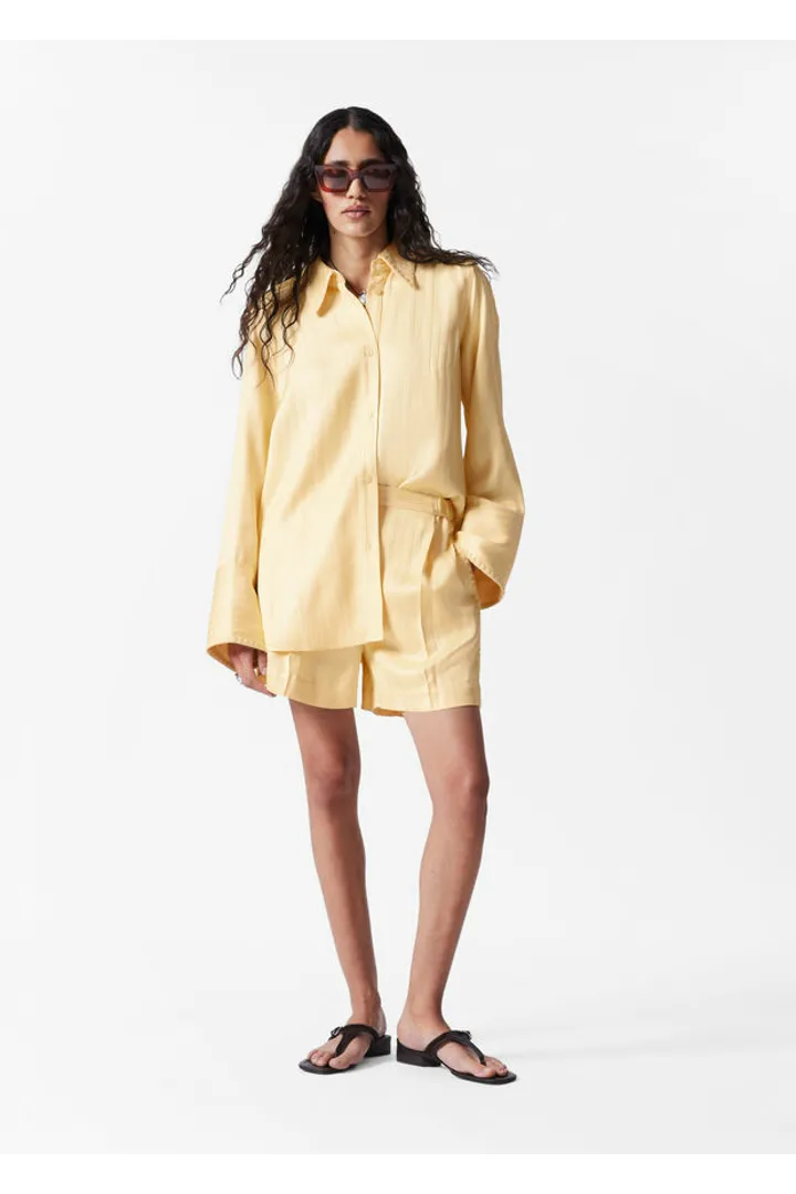 앤아더스토리즈 프레스 크리스 자카드 쇼츠의 라이트 옐로우컬러 ECOMLook입니다.