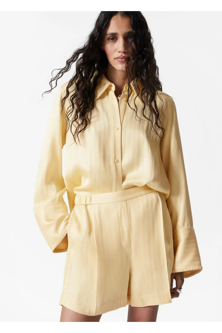 앤아더스토리즈 프레스 크리스 자카드 쇼츠의 라이트 옐로우컬러 ECOMLook입니다.