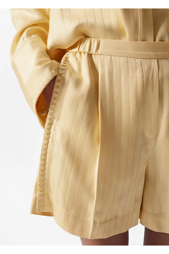 앤아더스토리즈 프레스 크리스 자카드 쇼츠의 라이트 옐로우컬러 ECOMLook입니다.