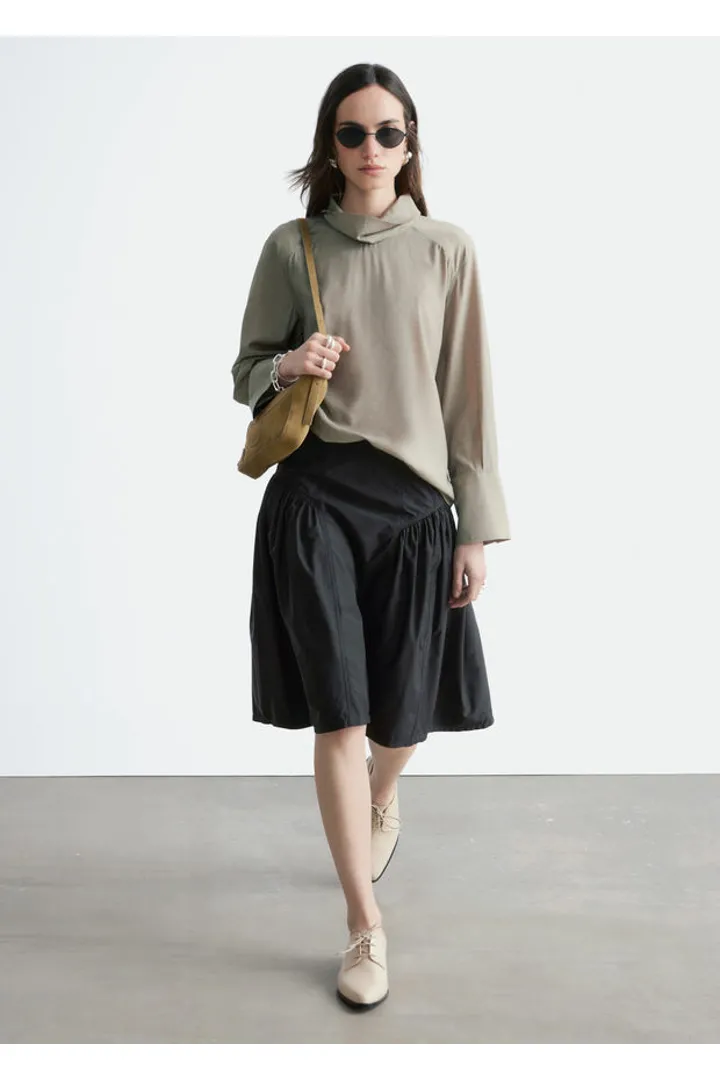 앤아더스토리즈 퍼프 A 라인 미디 스커트의 블랙컬러 ECOMLook입니다.