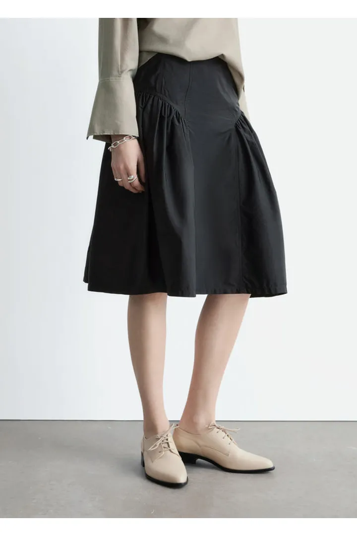 앤아더스토리즈 퍼프 A 라인 미디 스커트의 블랙컬러 ECOMLook입니다.