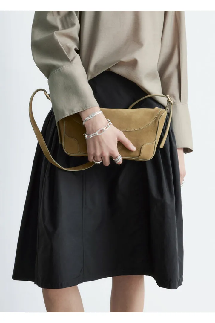 앤아더스토리즈 퍼프 A 라인 미디 스커트의 블랙컬러 ECOMLook입니다.