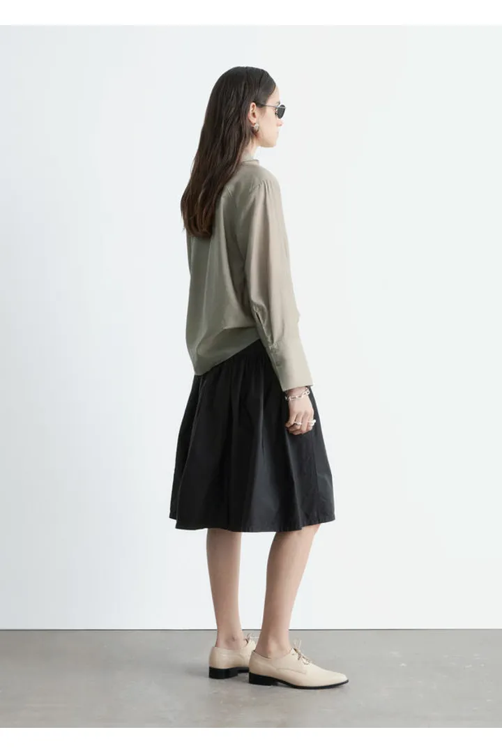 앤아더스토리즈 퍼프 A 라인 미디 스커트의 블랙컬러 ECOMLook입니다.