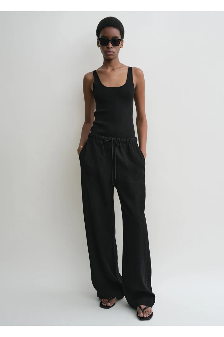 TOTEME 우븐 스트라이프 드로스트링 트라우저 블랙의 블랙컬러 0번쨰 이미지입니다.