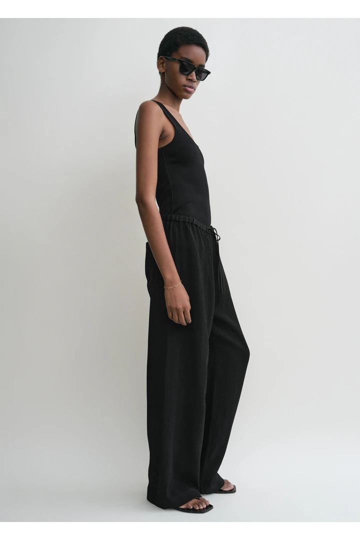 TOTEME 우븐 스트라이프 드로스트링 트라우저 블랙의 블랙컬러 1번쨰 이미지입니다.