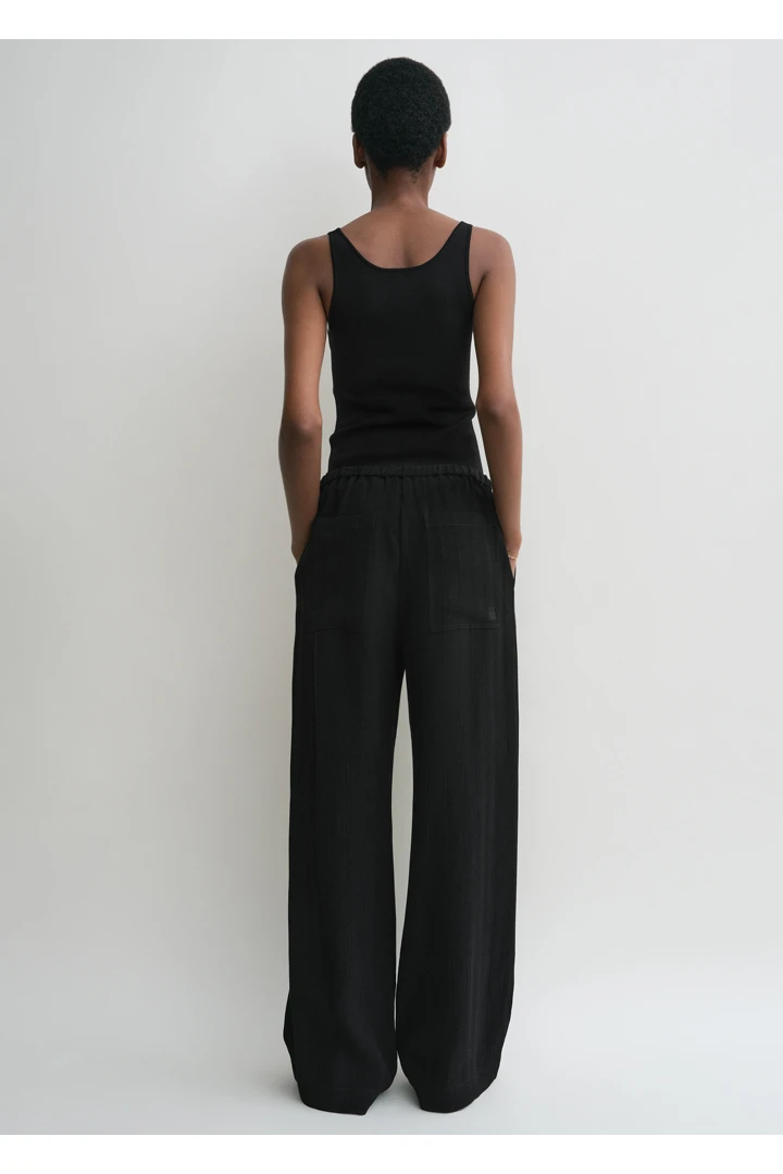 TOTEME 우븐 스트라이프 드로스트링 트라우저 블랙의 블랙컬러 2번쨰 이미지입니다.