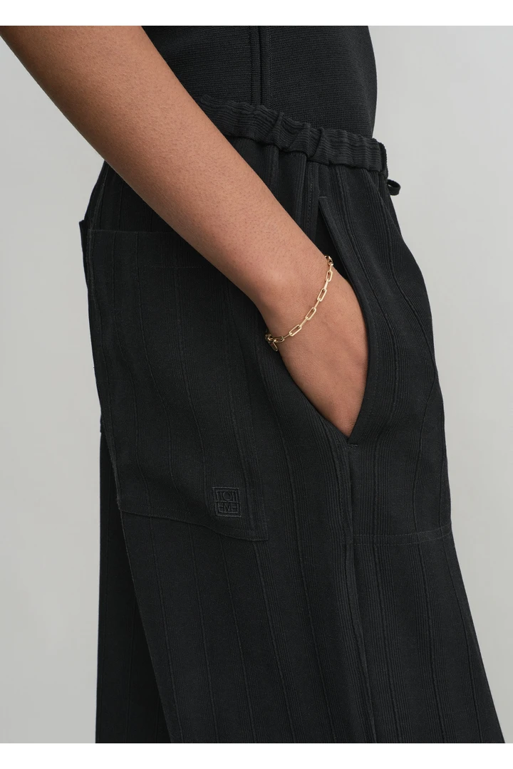 TOTEME 우븐 스트라이프 드로스트링 트라우저 블랙의 블랙컬러 3번쨰 이미지입니다.