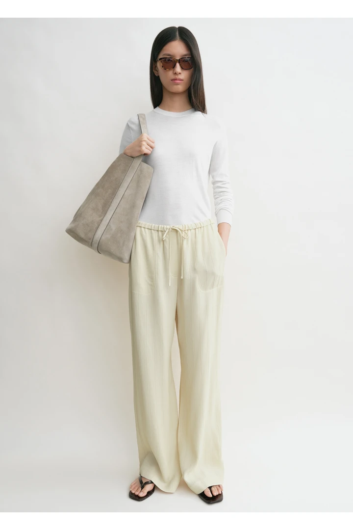 TOTEME 우븐 스트라이프 드로스트링 트라우저 에크루의 에크루컬러 0번쨰 이미지입니다.