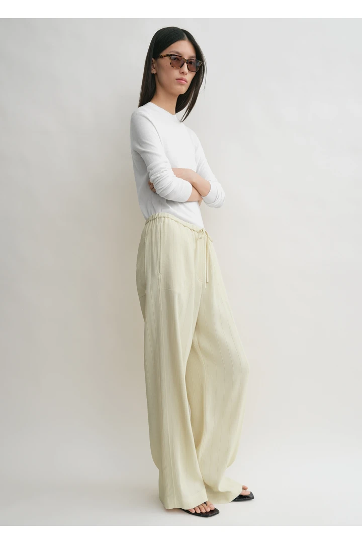 TOTEME 우븐 스트라이프 드로스트링 트라우저 에크루의 에크루컬러 1번쨰 이미지입니다.