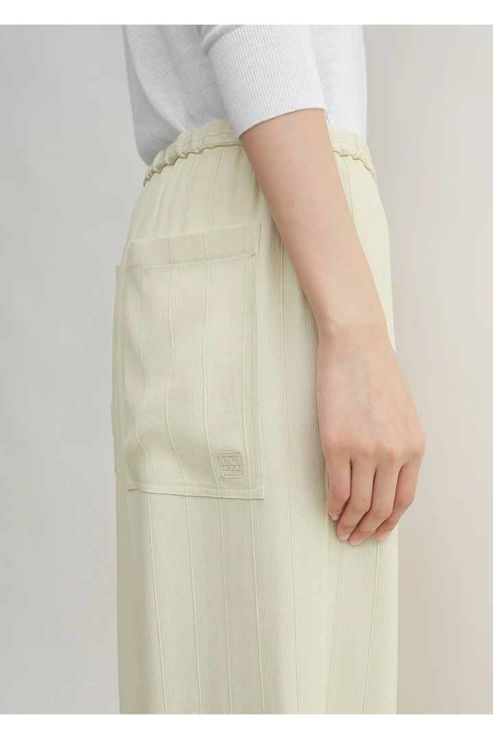 TOTEME 우븐 스트라이프 드로스트링 트라우저 에크루의 에크루컬러 3번쨰 이미지입니다.