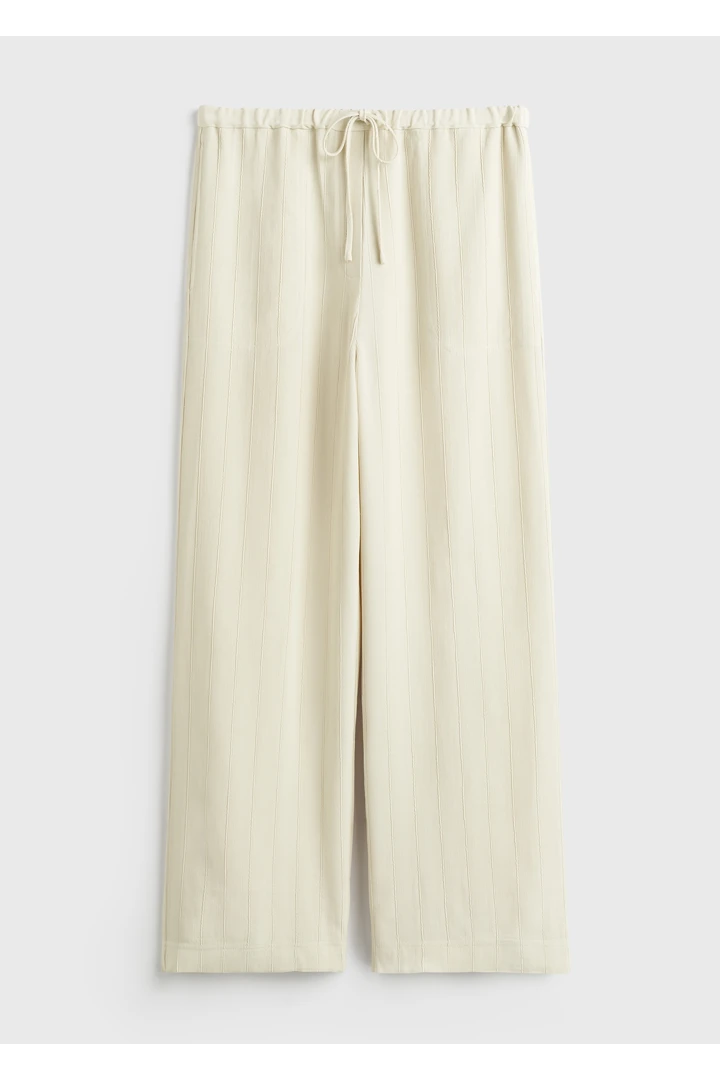 TOTEME 우븐 스트라이프 드로스트링 트라우저 에크루의 에크루컬러 4번쨰 이미지입니다.