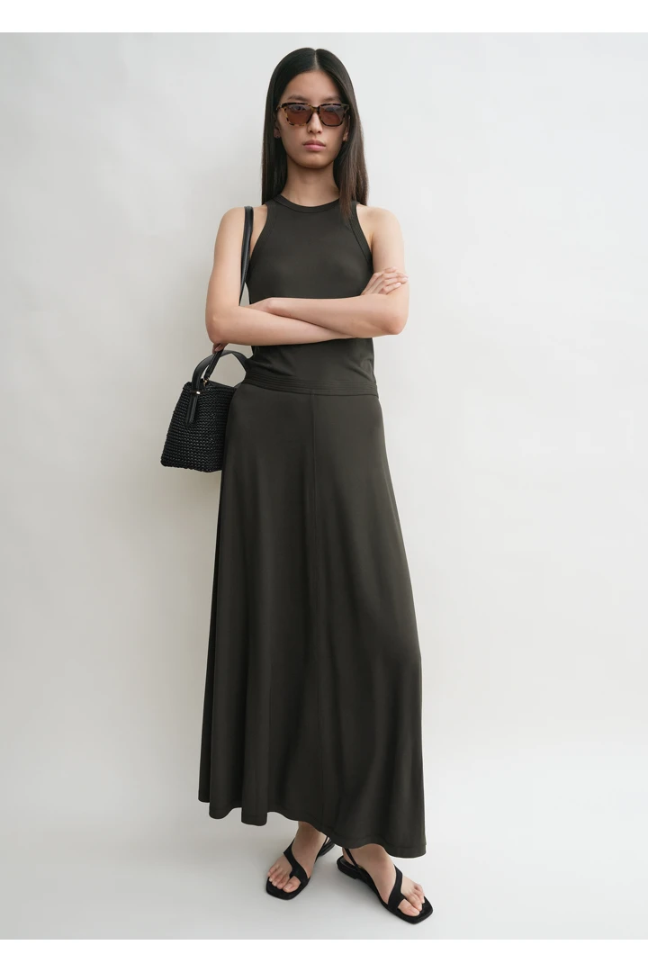 TOTEME 플루이드 저지 스커트 페퍼의 페퍼컬러 0번쨰 이미지입니다.