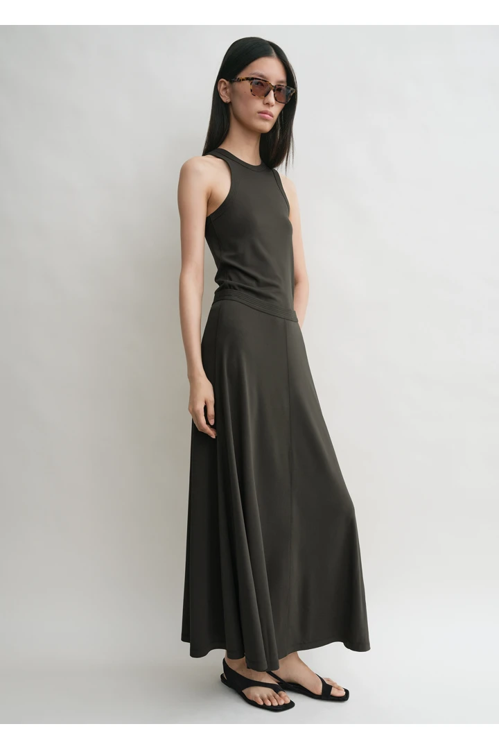 TOTEME 플루이드 저지 스커트 페퍼의 페퍼컬러 1번쨰 이미지입니다.