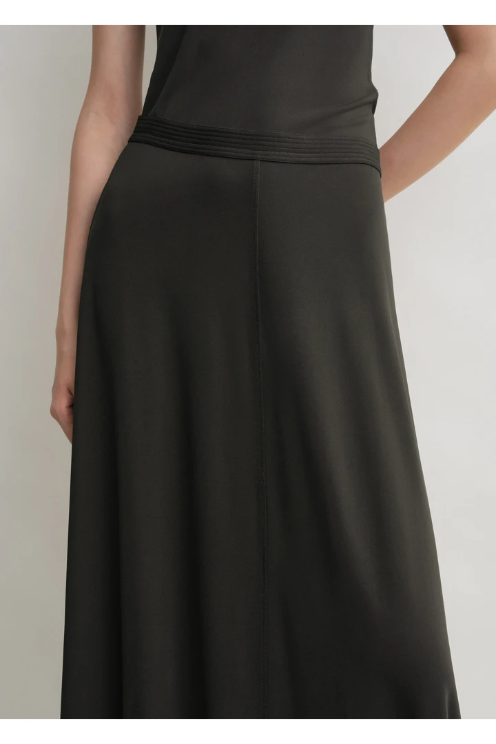 TOTEME 플루이드 저지 스커트 페퍼의 페퍼컬러 3번쨰 이미지입니다.