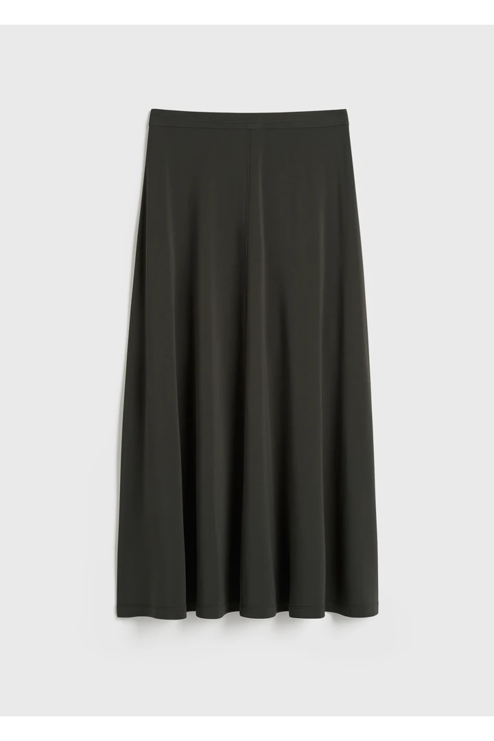 TOTEME 플루이드 저지 스커트 페퍼의 페퍼컬러 4번쨰 이미지입니다.