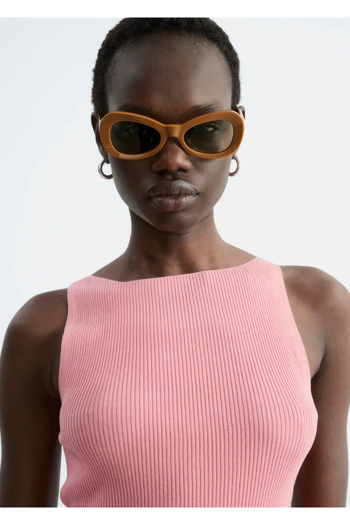 앤아더스토리즈 립 니트 탱크 탑의 핑크컬러 ECOMLook입니다.