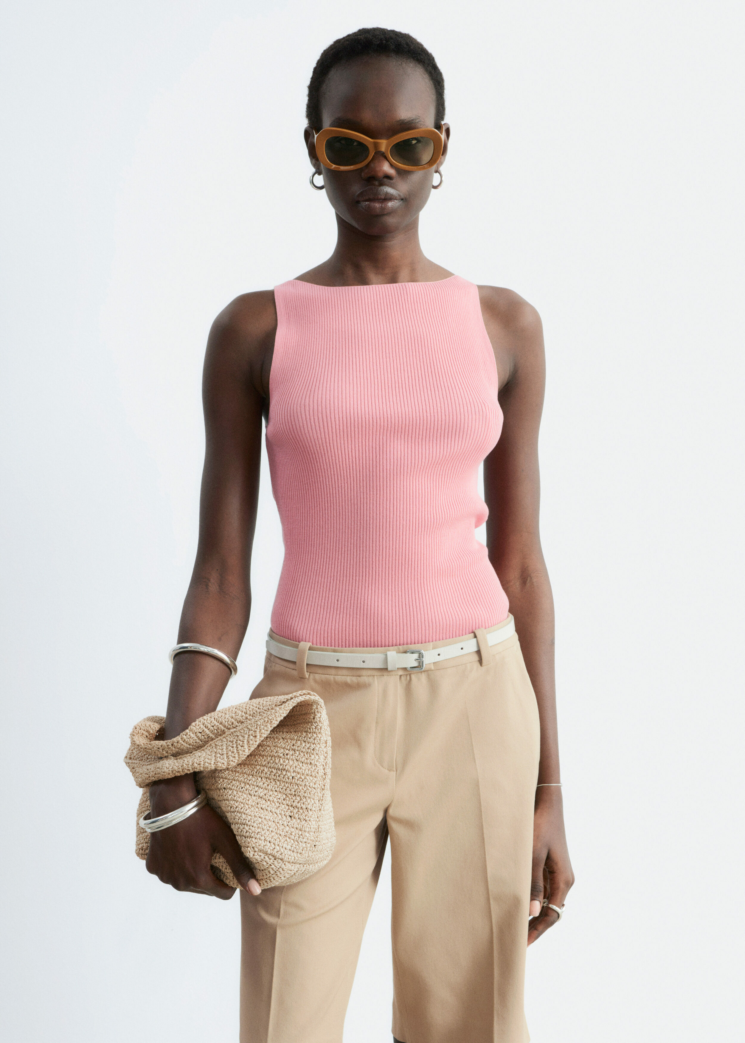 앤아더스토리즈 립 니트 탱크 탑의 핑크컬러 ECOMLook입니다.