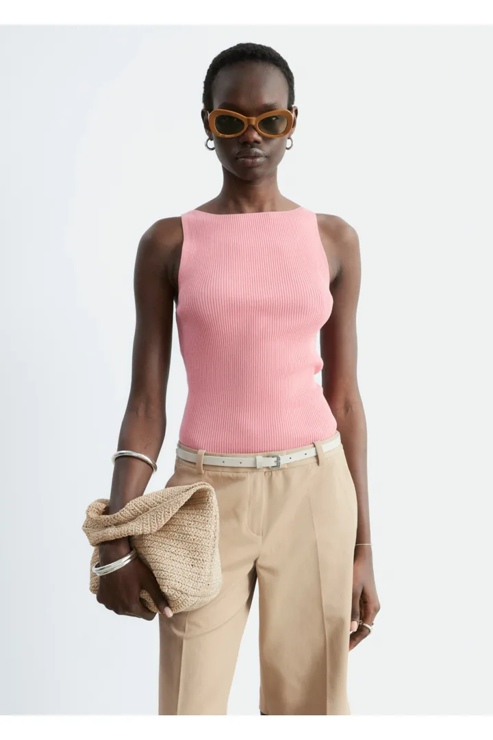 앤아더스토리즈 립 니트 탱크 탑의 핑크컬러 ECOMLook입니다.