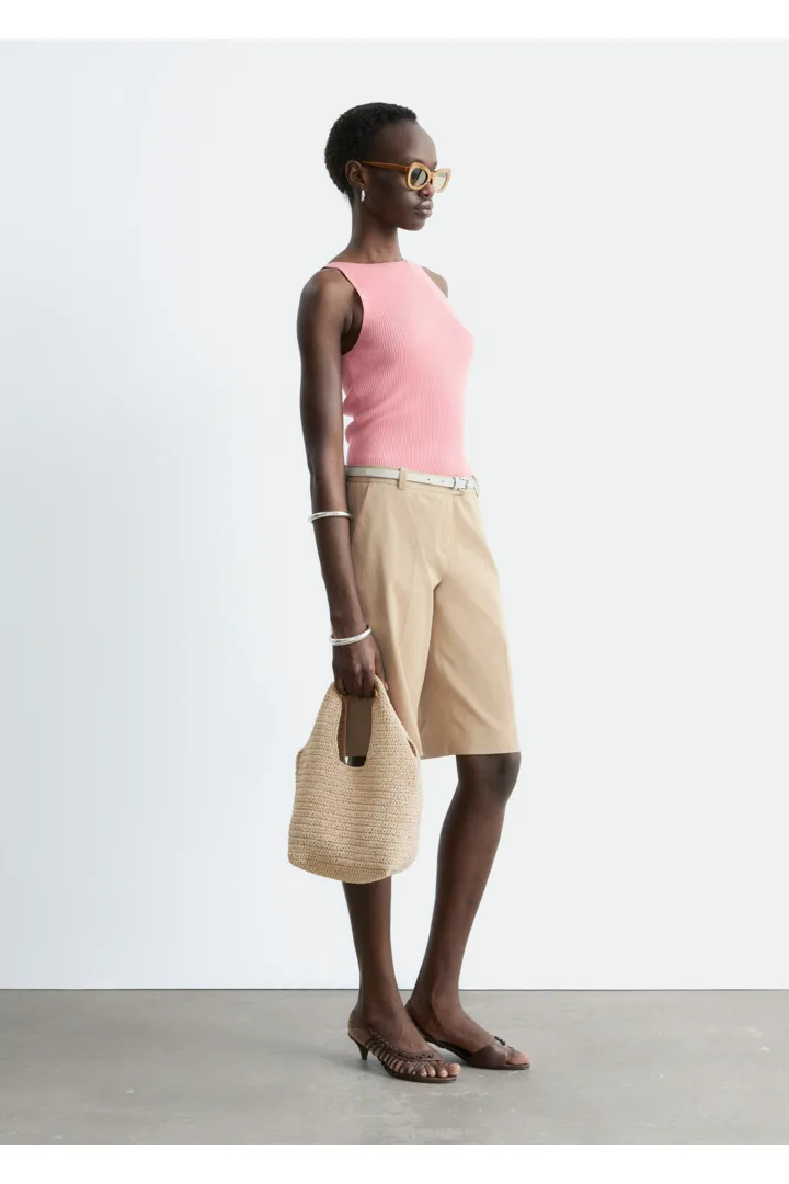 앤아더스토리즈 립 니트 탱크 탑의 핑크컬러 ECOMLook입니다.