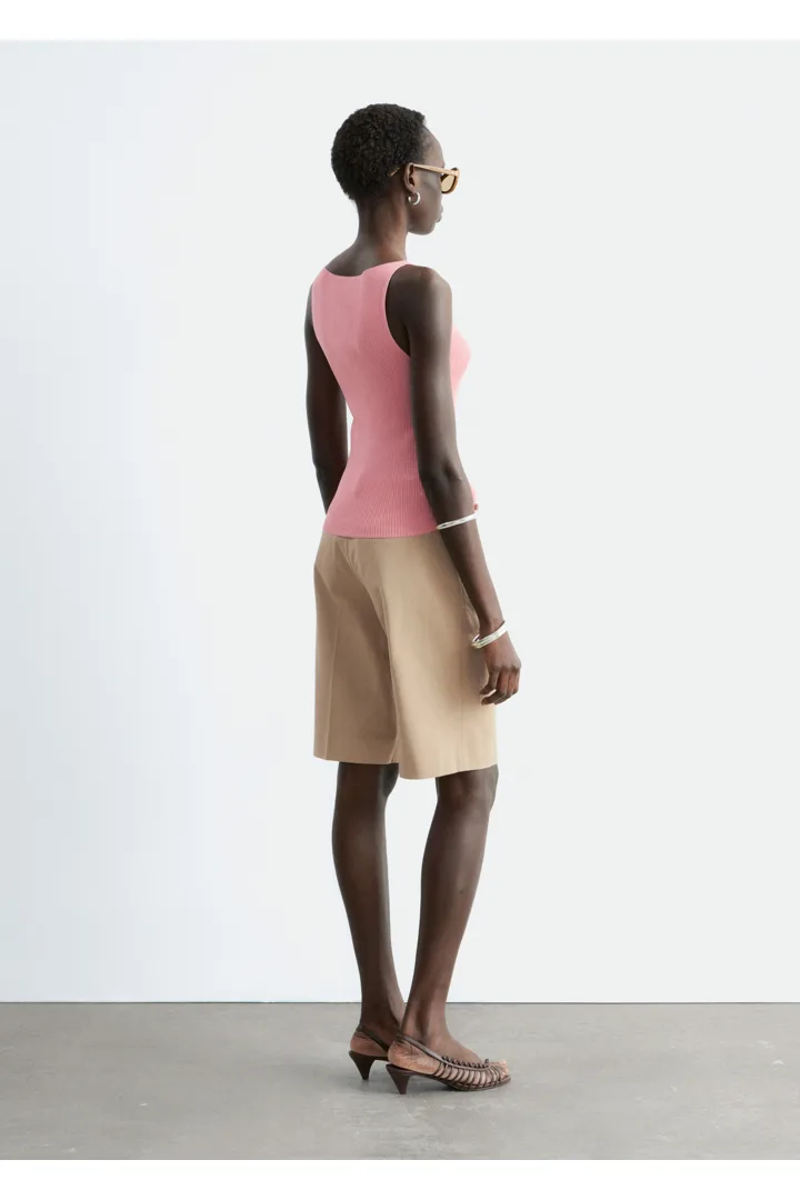 앤아더스토리즈 립 니트 탱크 탑의 핑크컬러 ECOMLook입니다.