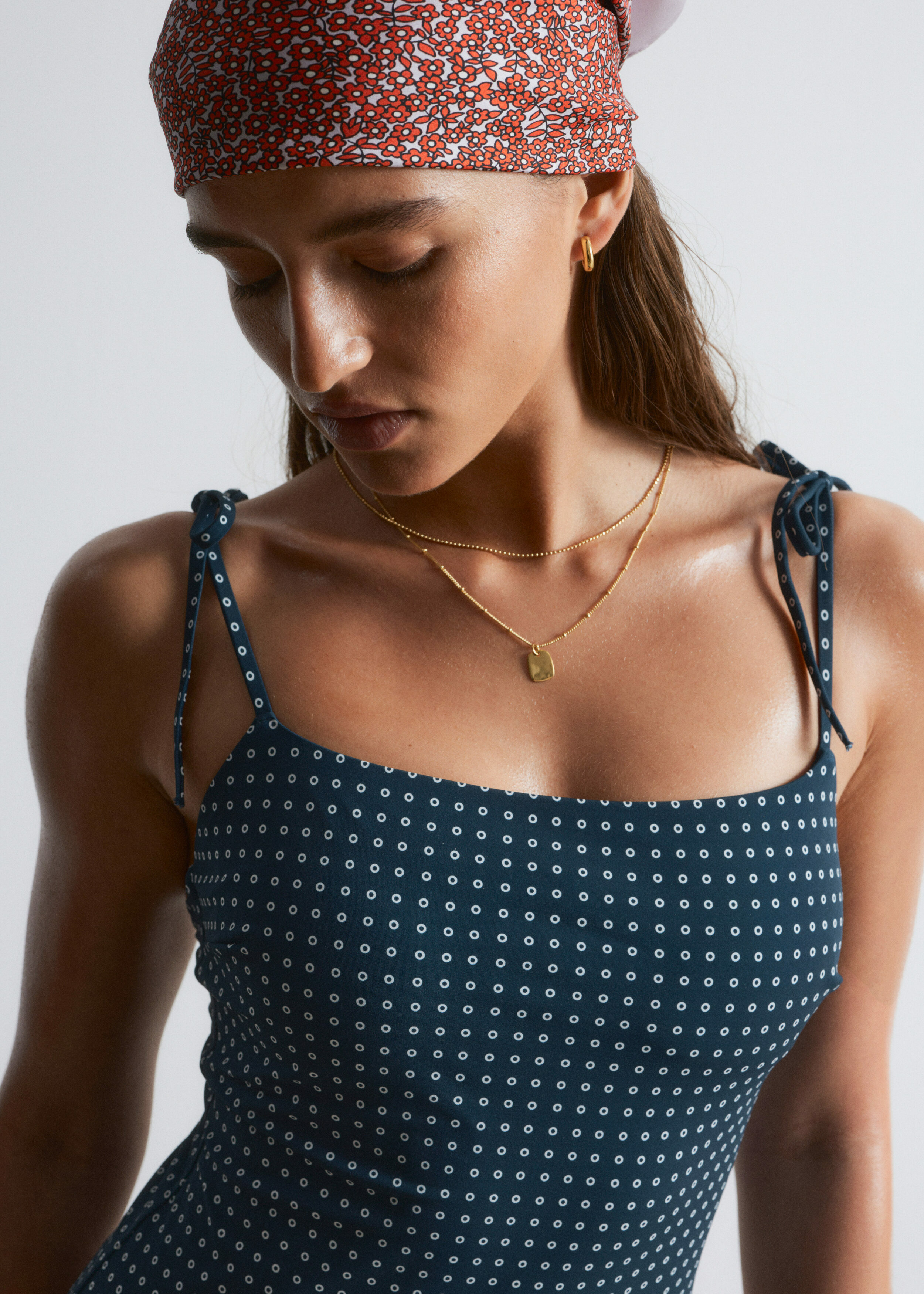 앤아더스토리즈 타이 스트랩 스윔수트의 다크 블루/화이트 도트컬러 ECOMLook입니다.