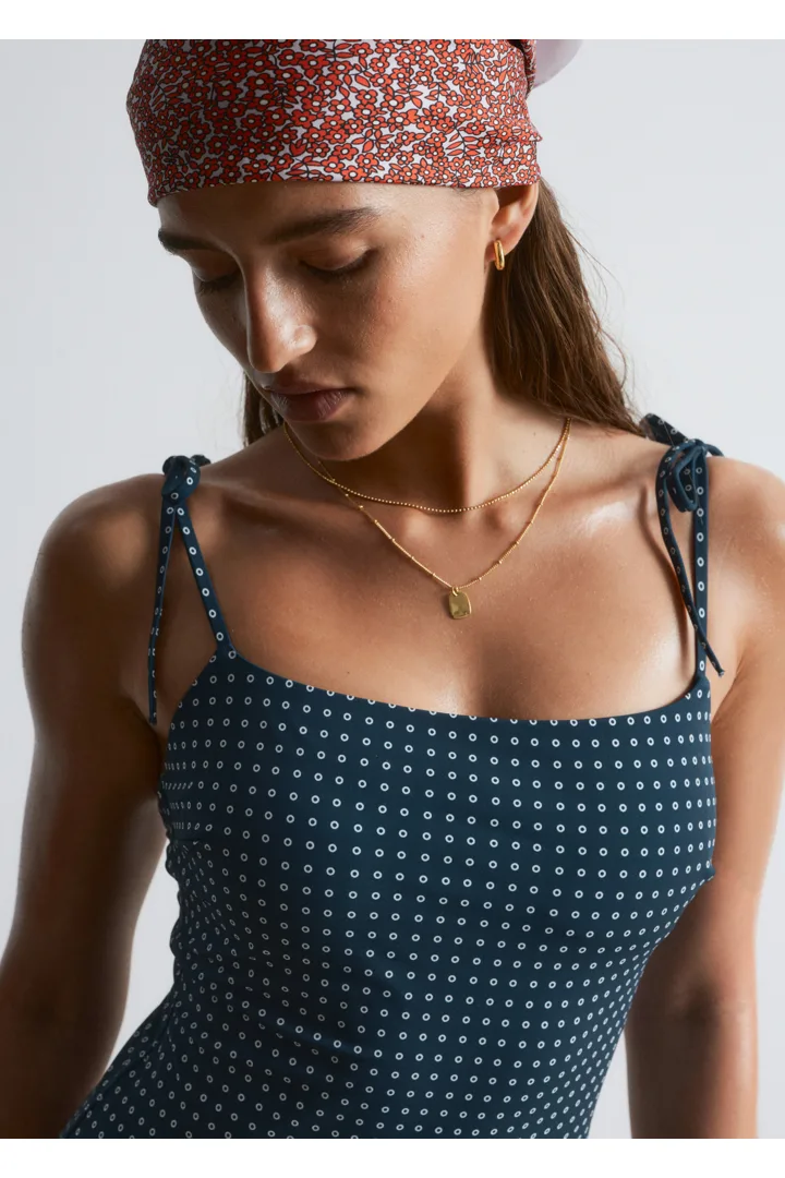 앤아더스토리즈 타이 스트랩 스윔수트의 다크 블루/화이트 도트컬러 ECOMLook입니다.