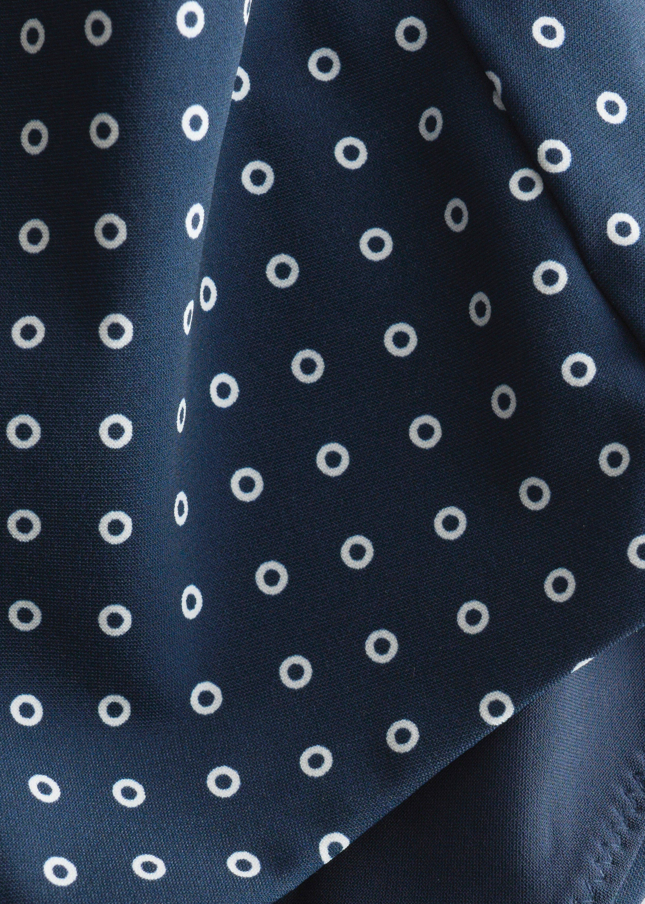 앤아더스토리즈 타이 스트랩 스윔수트의 다크 블루/화이트 도트컬러 Detail입니다.