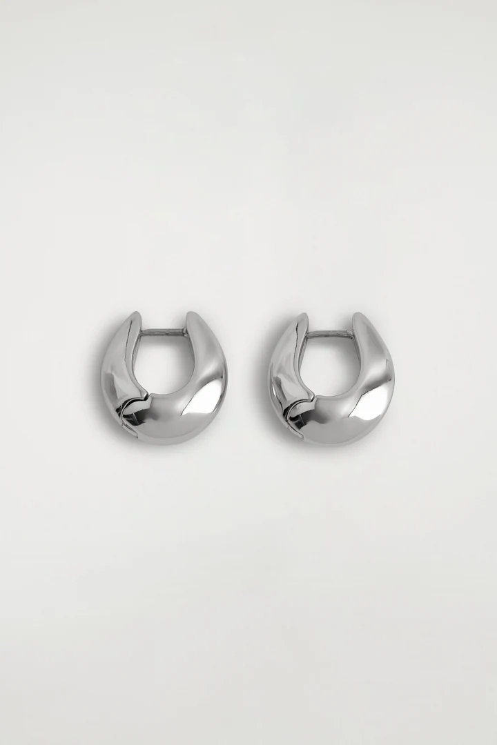 COS default image 3 of 실버컬러 in 돔 미니 후프 이어링