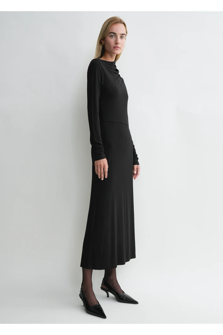 TOTEME 드레이프드 저지 드레스 블랙의 블랙컬러 1번쨰 이미지입니다.