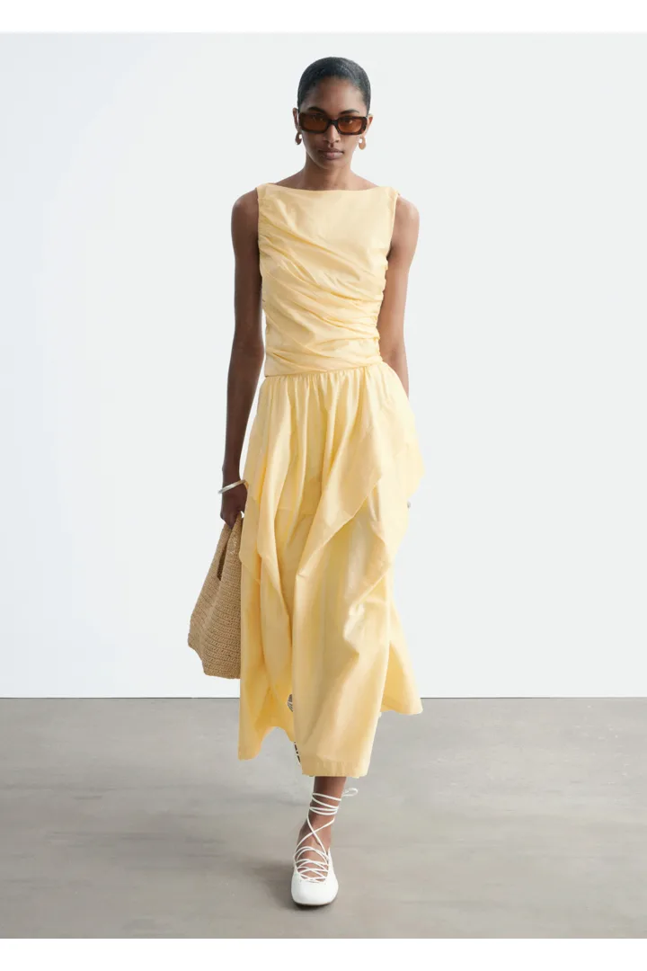 앤아더스토리즈 개더드 코튼 미디 스커트의 옐로우컬러 ECOMLook입니다.