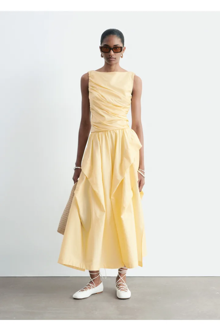 앤아더스토리즈 개더드 코튼 미디 스커트의 옐로우컬러 ECOMLook입니다.