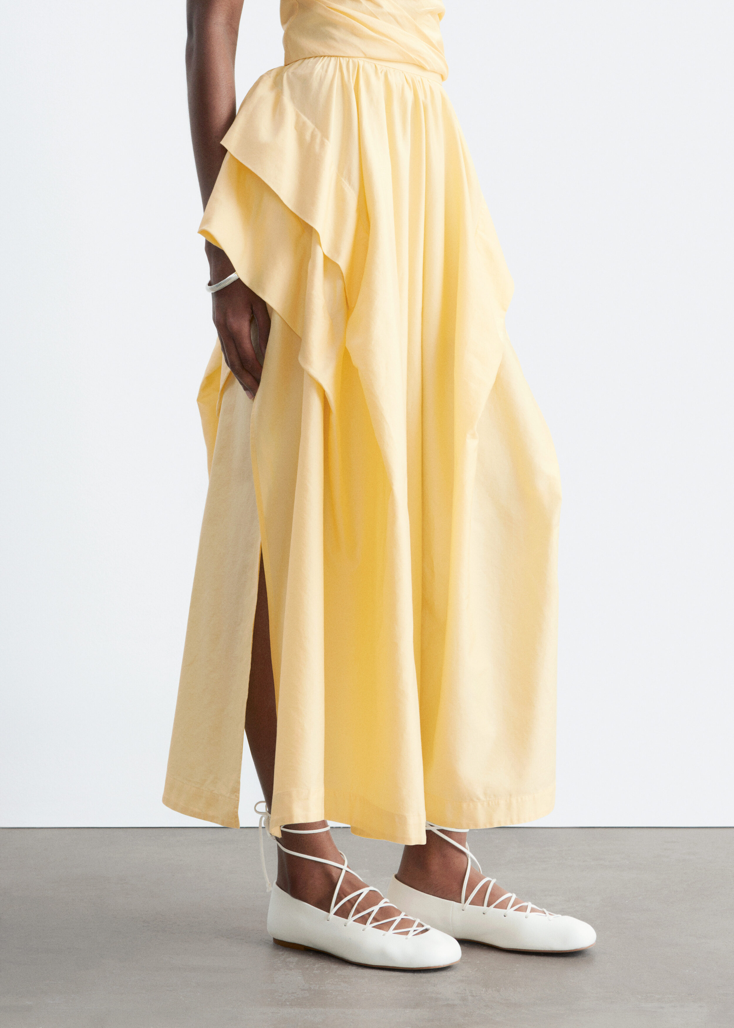 앤아더스토리즈 개더드 코튼 미디 스커트의 옐로우컬러 ECOMLook입니다.