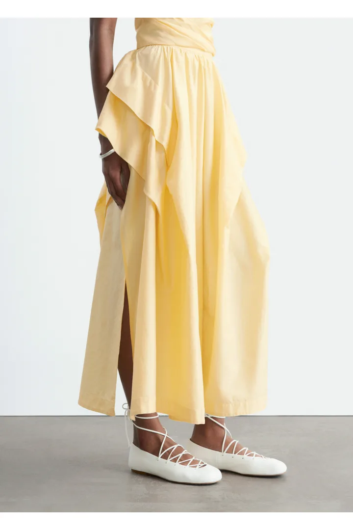 앤아더스토리즈 개더드 코튼 미디 스커트의 옐로우컬러 ECOMLook입니다.