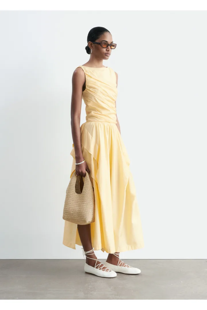 앤아더스토리즈 개더드 코튼 미디 스커트의 옐로우컬러 ECOMLook입니다.