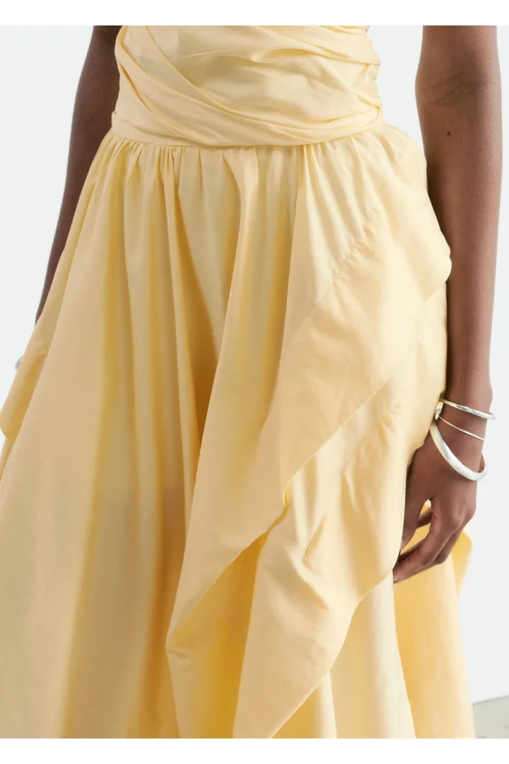 앤아더스토리즈 개더드 코튼 미디 스커트의 옐로우컬러 ECOMLook입니다.