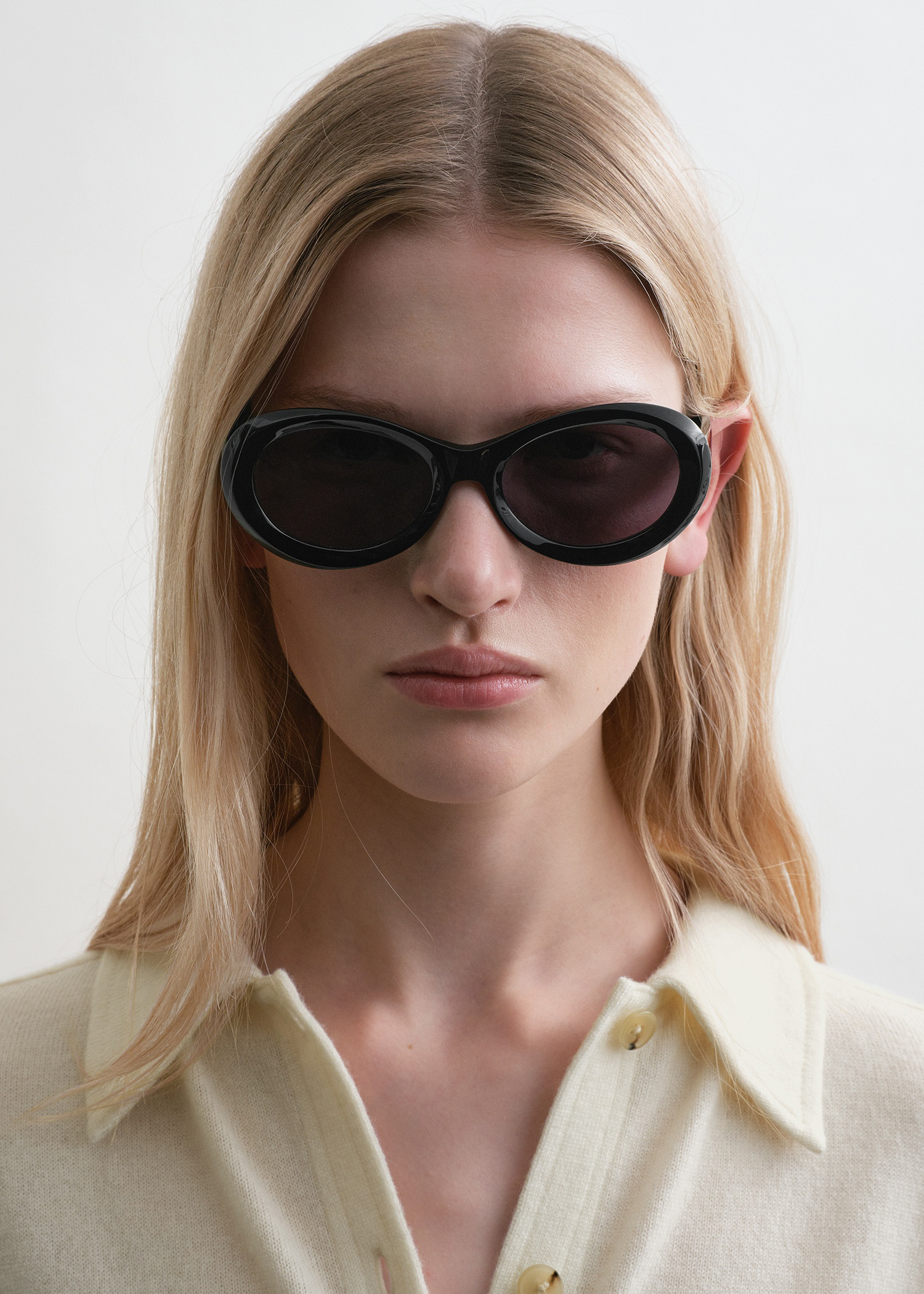 TOTEME 디 오벌스 선글라스 블랙의 블랙컬러 1번쨰 이미지입니다.