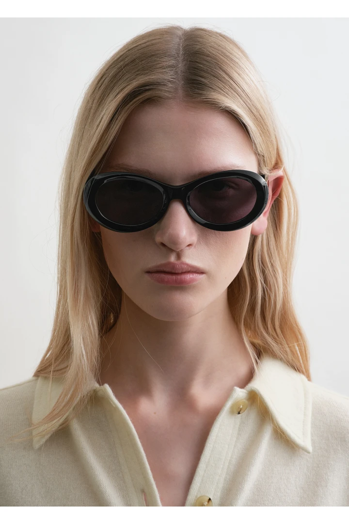 TOTEME 디 오벌스 선글라스 블랙의 블랙컬러 1번쨰 이미지입니다.