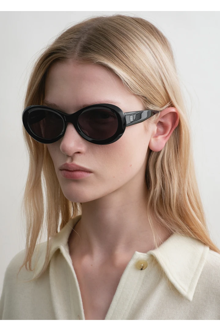 TOTEME 디 오벌스 선글라스 블랙의 블랙컬러 2번쨰 이미지입니다.