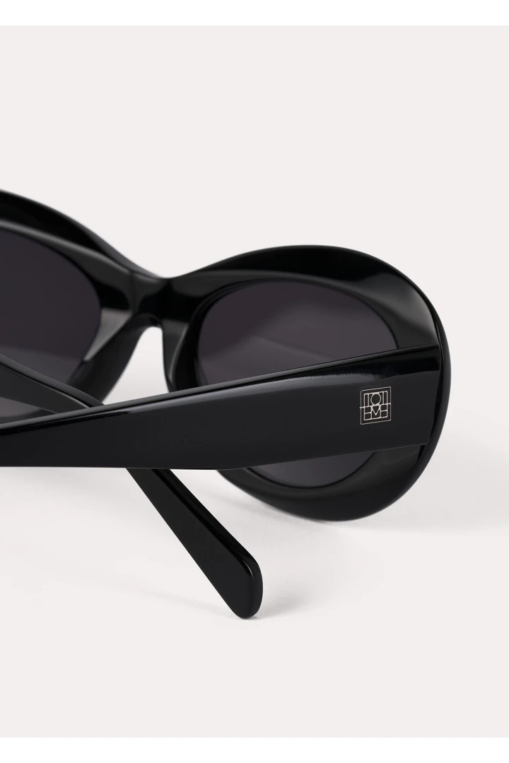 TOTEME 디 오벌스 선글라스 블랙의 블랙컬러 5번쨰 이미지입니다.