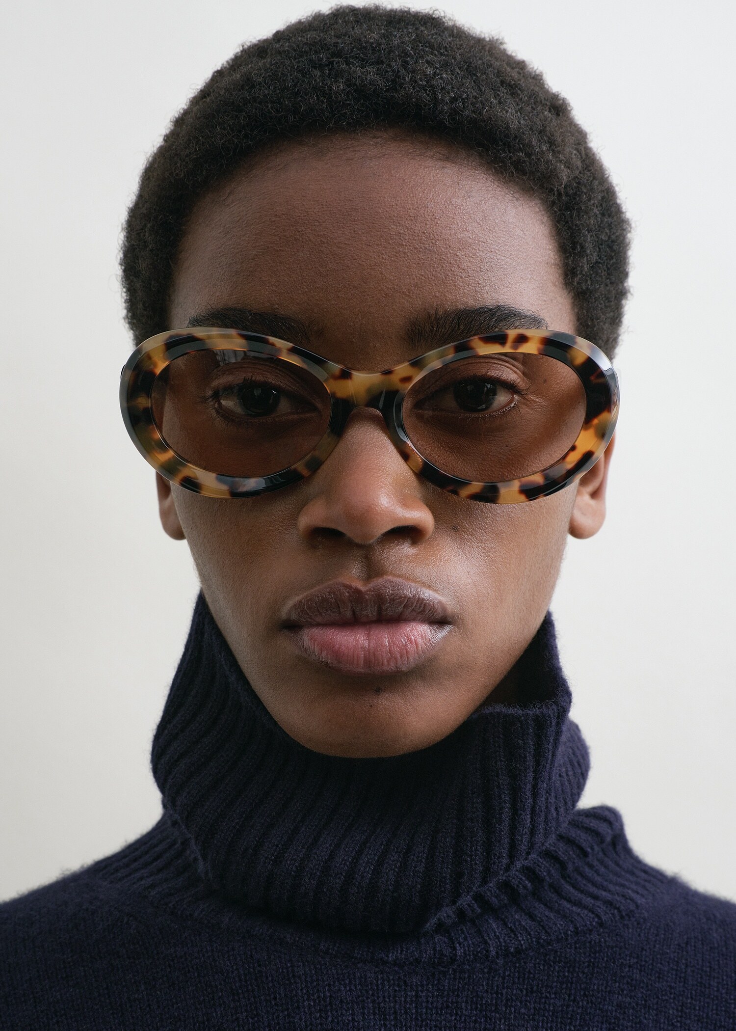 TOTEME 디 오벌스 선글라스 톨토이즈의 톨토이즈컬러 1번쨰 이미지입니다.