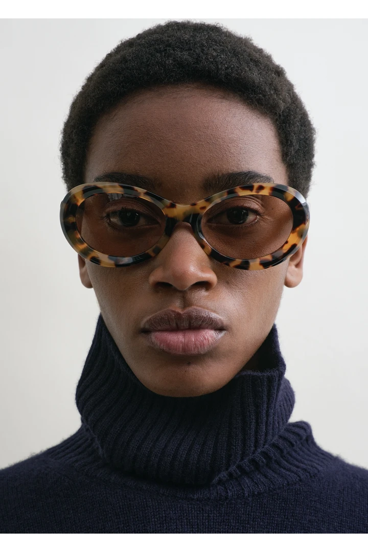 TOTEME 디 오벌스 선글라스 톨토이즈의 톨토이즈컬러 1번쨰 이미지입니다.