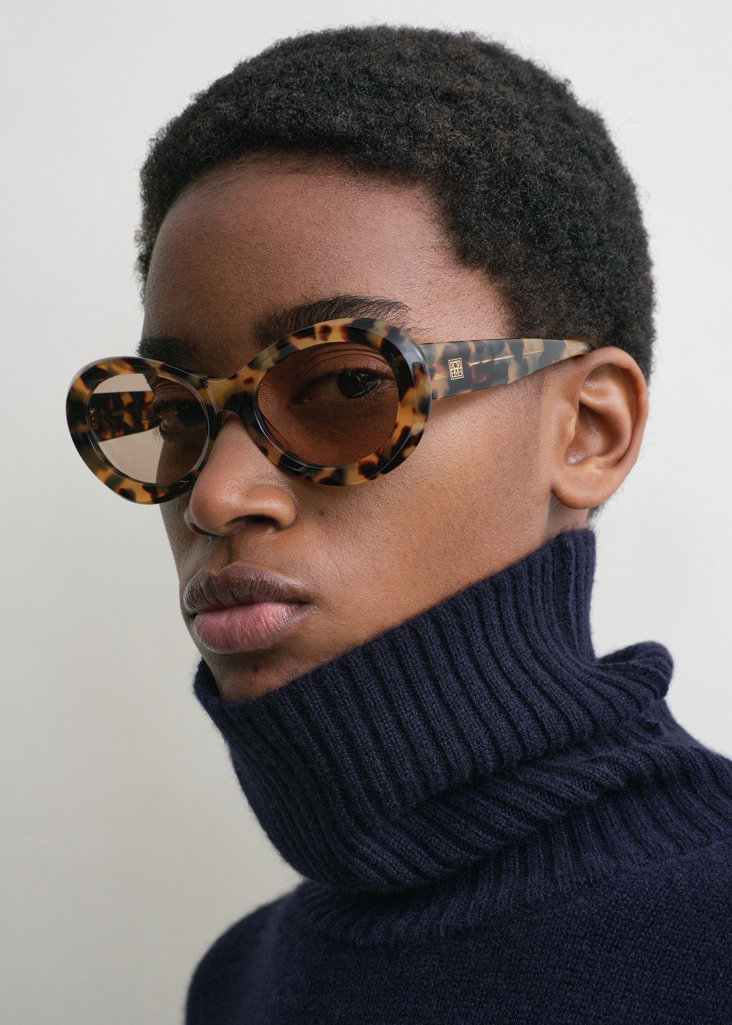 TOTEME 디 오벌스 선글라스 톨토이즈의 톨토이즈컬러 2번쨰 이미지입니다.