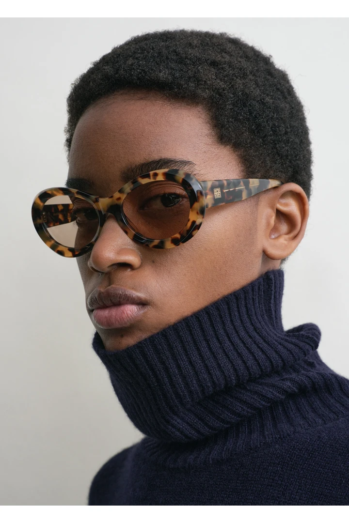 TOTEME 디 오벌스 선글라스 톨토이즈의 톨토이즈컬러 2번쨰 이미지입니다.