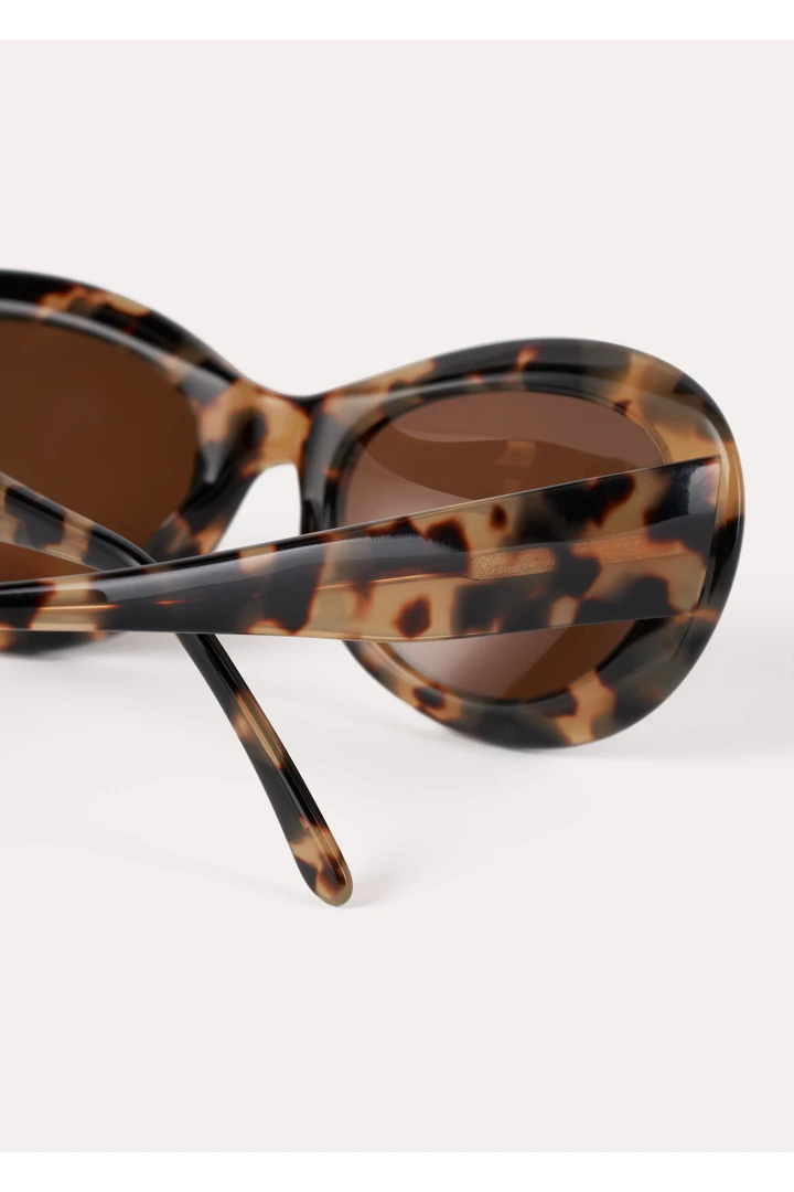 TOTEME 디 오벌스 선글라스 톨토이즈의 톨토이즈컬러 5번쨰 이미지입니다.