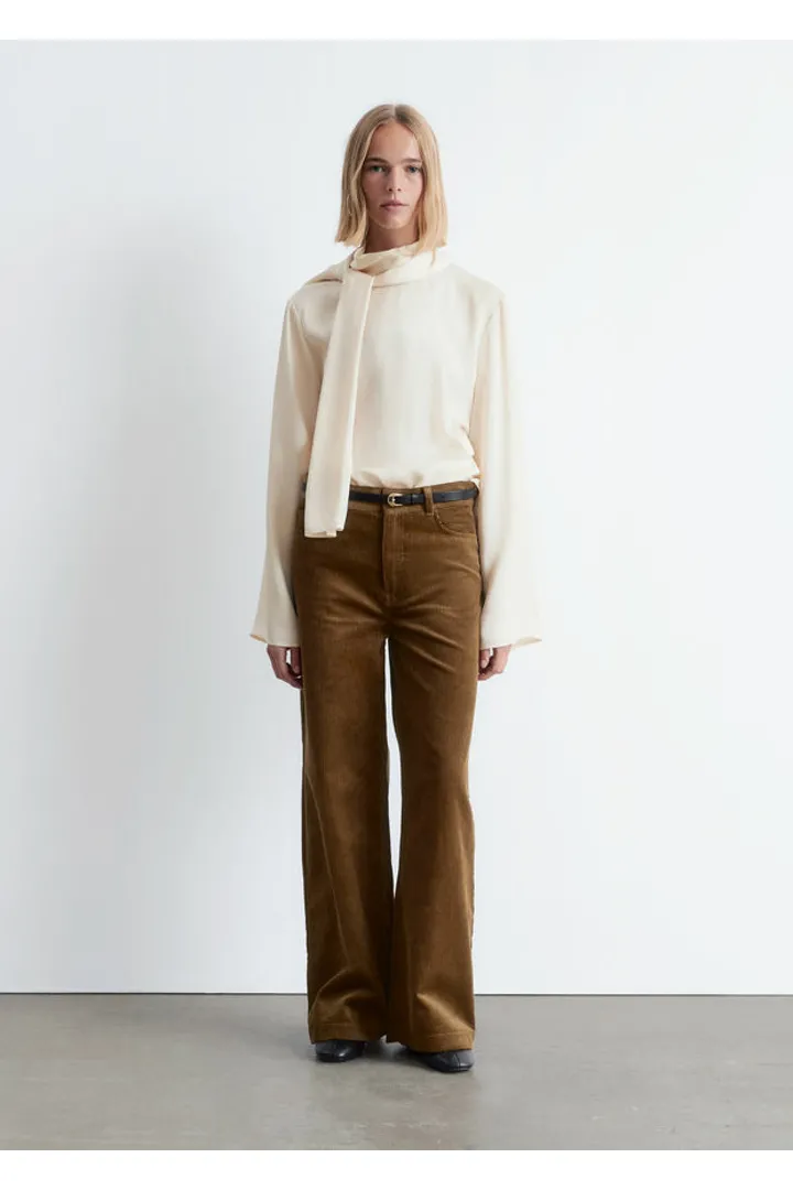 앤아더스토리즈 와이드 코듀로이 트라우저의 미디엄 브라운컬러 ECOMLook입니다.