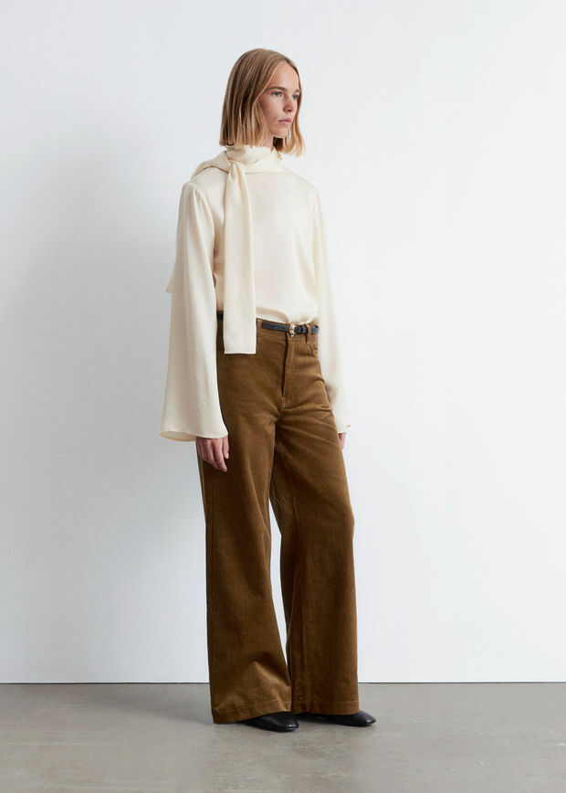 앤아더스토리즈 와이드 코듀로이 트라우저의 미디엄 브라운컬러 ECOMLook입니다.