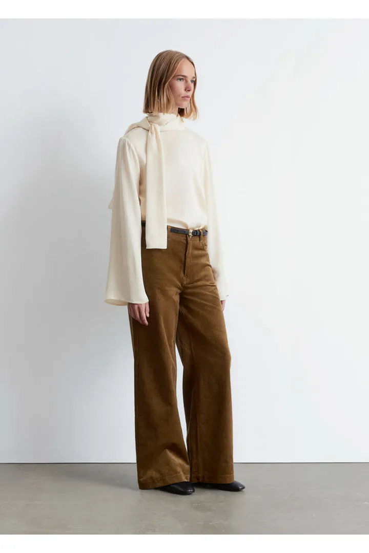 앤아더스토리즈 와이드 코듀로이 트라우저의 미디엄 브라운컬러 ECOMLook입니다.