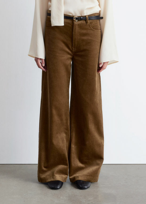 앤아더스토리즈 와이드 코듀로이 트라우저의 미디엄 브라운컬러 ECOMLook입니다.